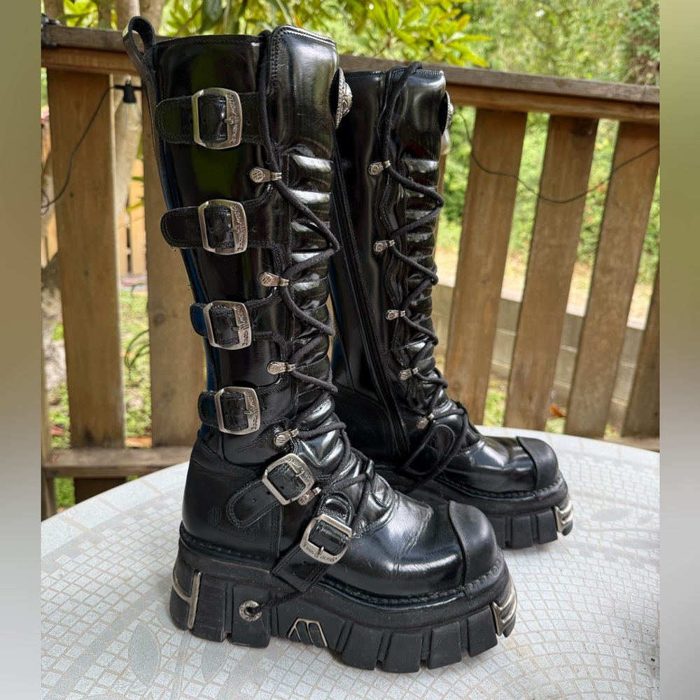 💀 New Rock Boots 💀 Early 2000’s vintage, size 39, tall, shiny leather, buckles